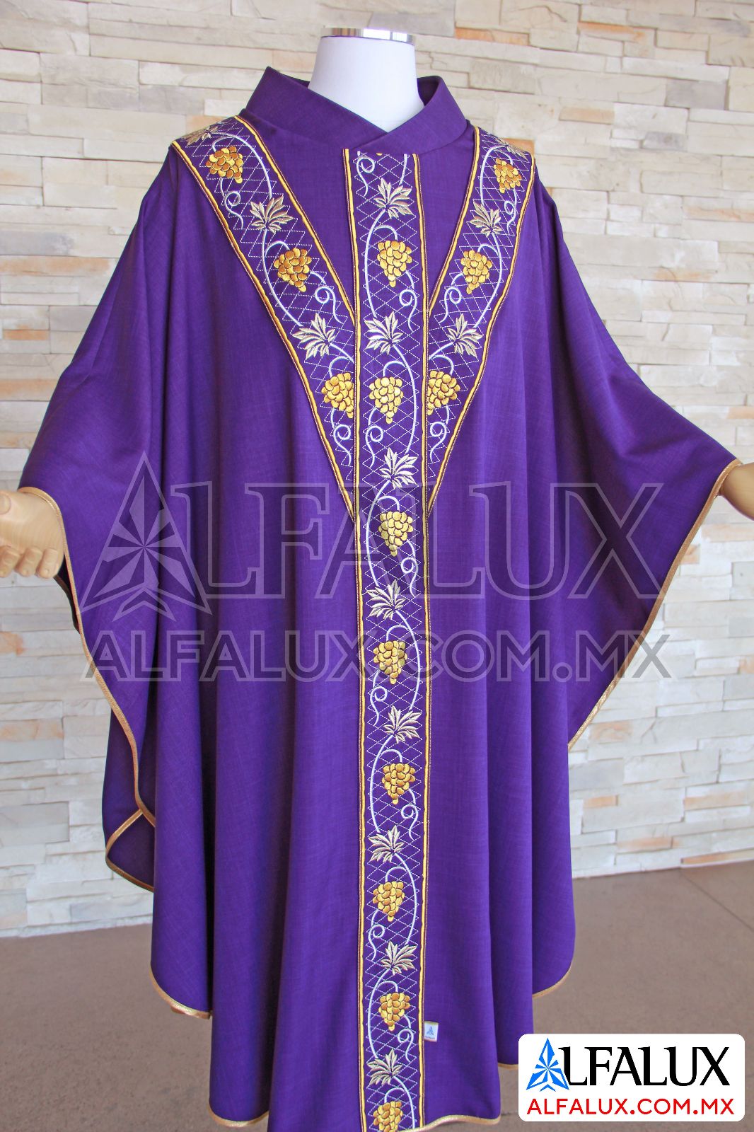 03 UVAS Casulla Alfalux TRINITY YE Central Morado 410 (3)